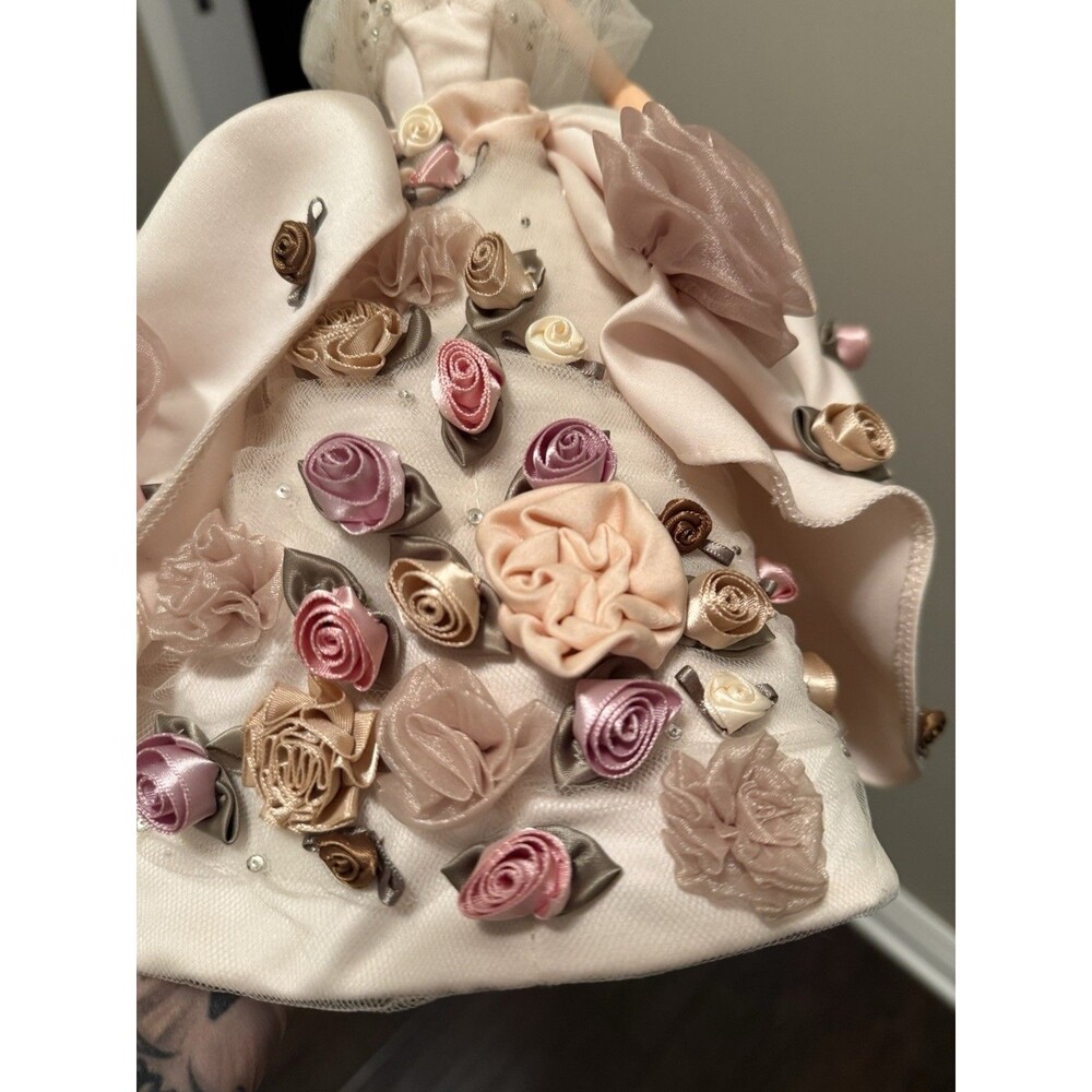 ❌ Barbie Antique Rose Doll FAO Schwarz 1996 Mattel ❌#15814❌ Stand Included❌ - Picture 9 of 11